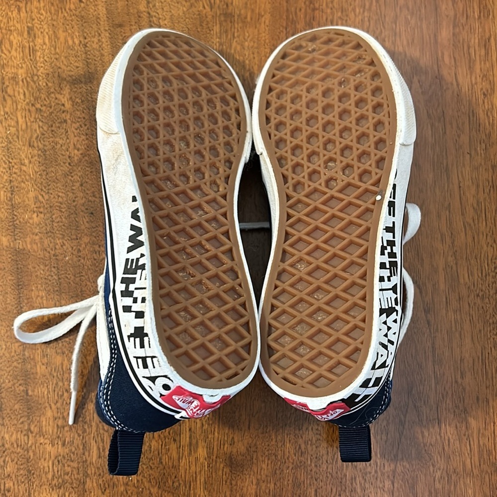 Youth Van’s Old Skool Low Top with Side Stripe and Sole Graphic - Picture 5 of 8